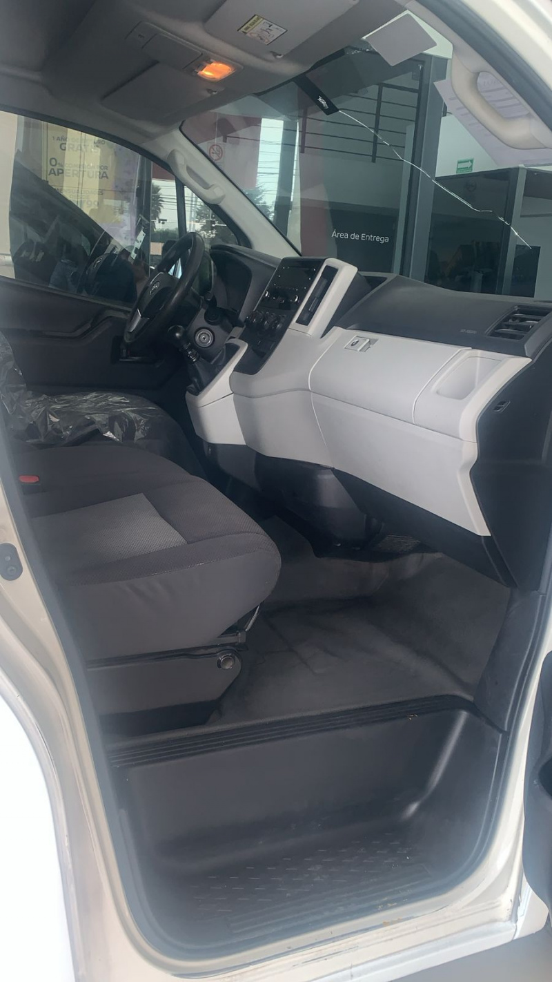 Toyota Comerciales Hiace Panel 5 pts. DX Superlarga, toldo alto, TM5 (línea nueva) 2020